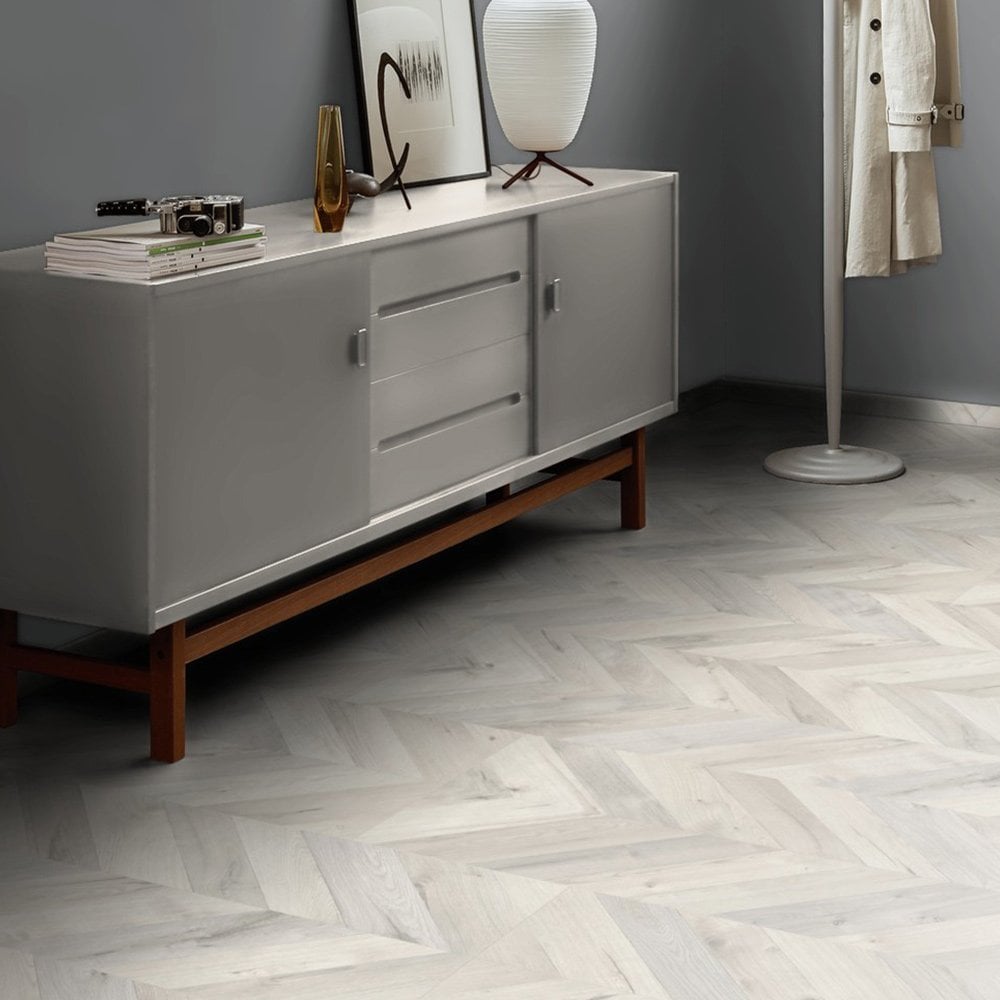 Alnwig Oak - Chevron Parquet 8mm Laminate Flooring (120324)