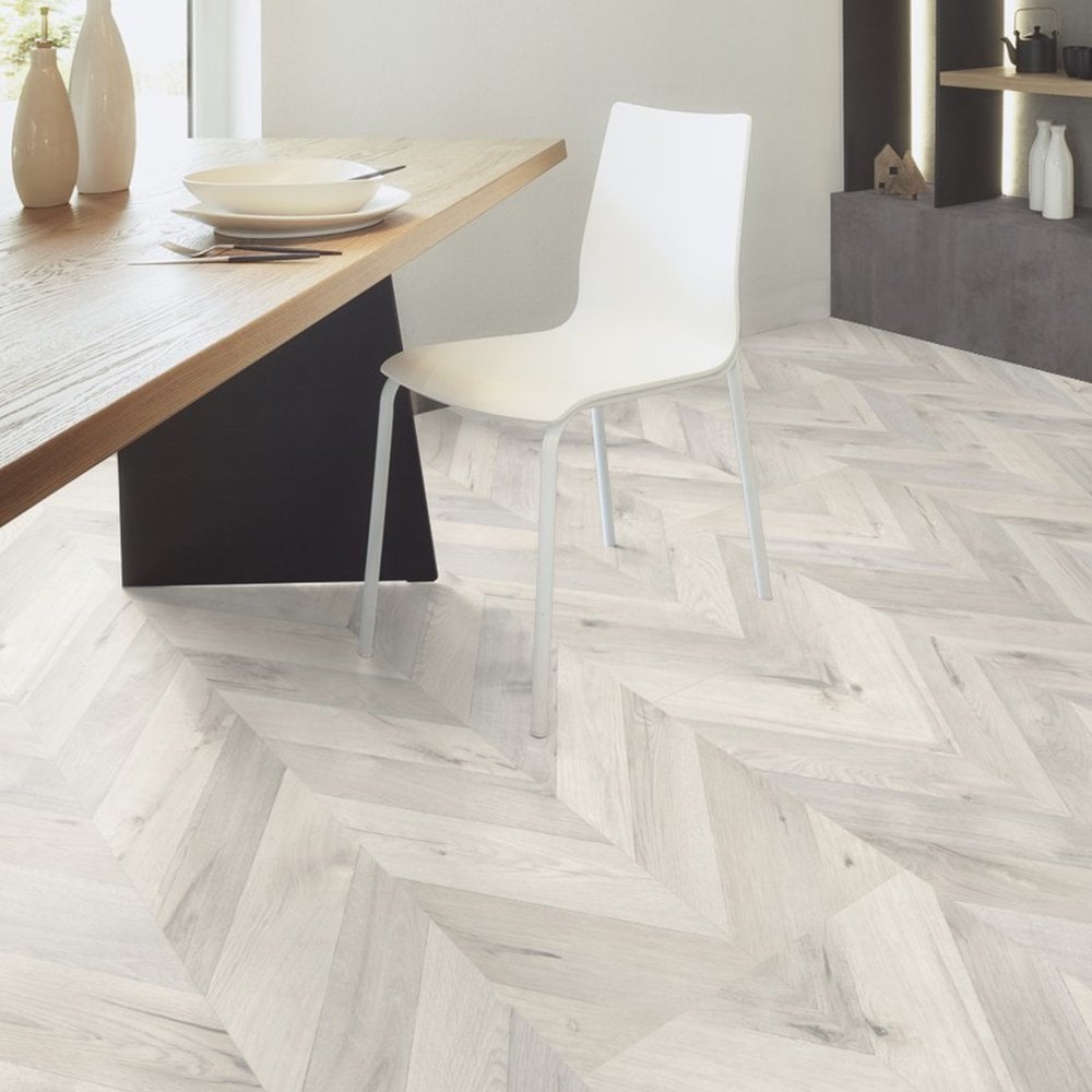 Alnwig Oak - Chevron Parquet 8mm Laminate Flooring (120324)
