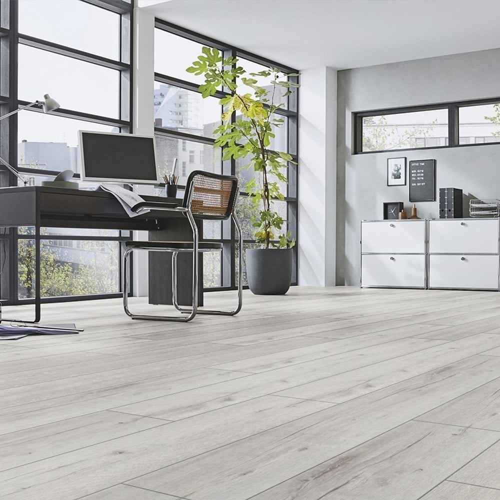Rip Oak White - Robusto Villa 12mm Laminate Flooring (85189)