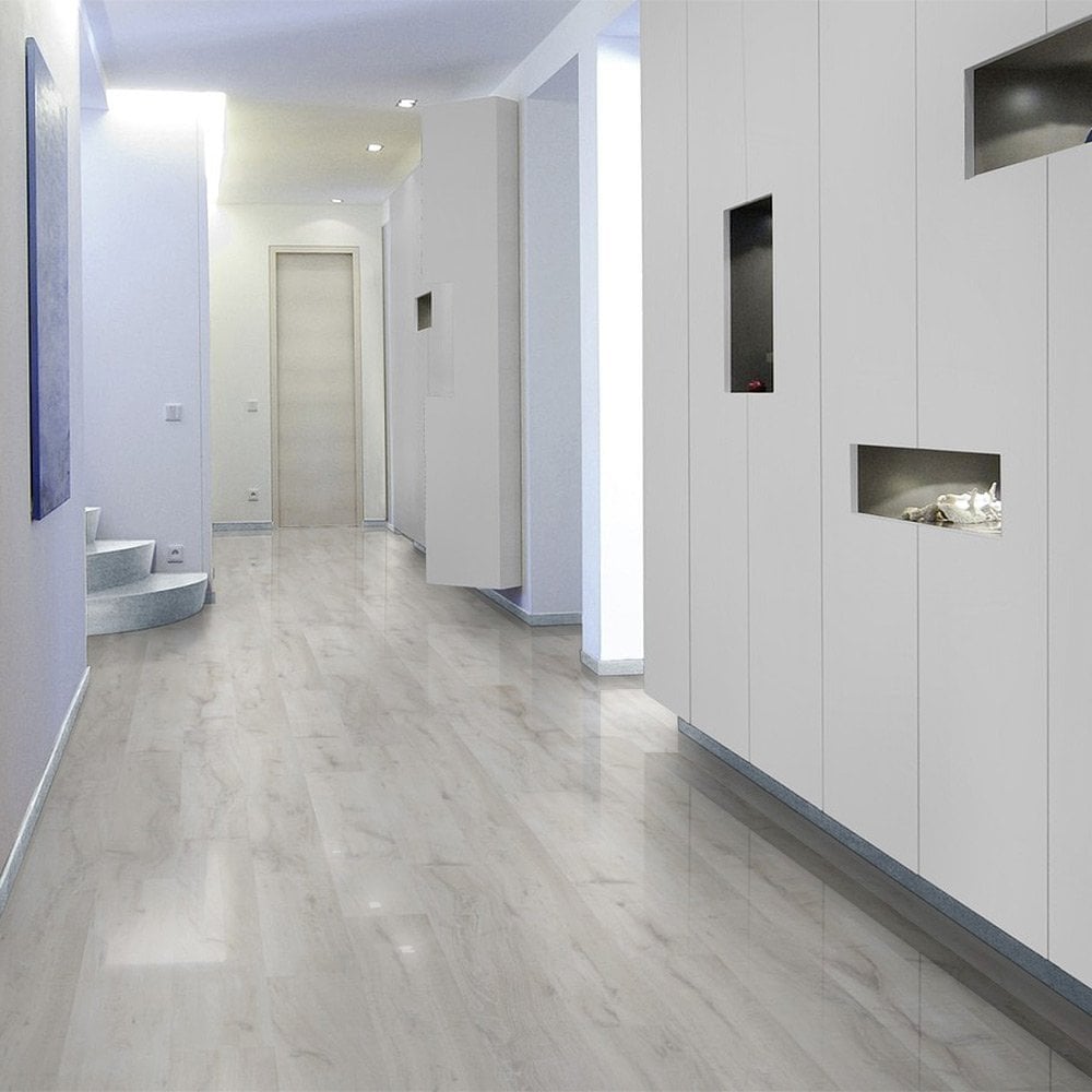 Helsinki Oak - Easy Touch 8mm High Gloss Laminate Flooring (79014)