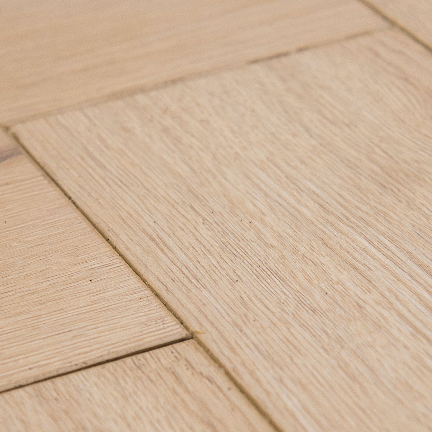 Pale Amberwood Oak - Comfort Luxe 12mm Laminate Herringbone Flooring (122145)