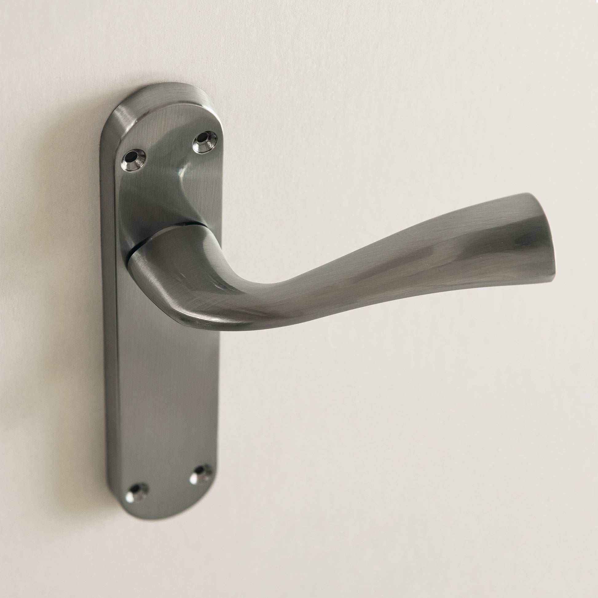 Scimitar Lever on Backplate Door Handle Set - Satin Chrome (122291)